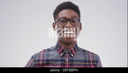 Felice, sicuro di sé e ritratto dell'uomo nero in studio con atteggiamento positivo per la borsa di studio universitaria. Ridi, orgoglio e studente africano di sesso maschile Foto Stock