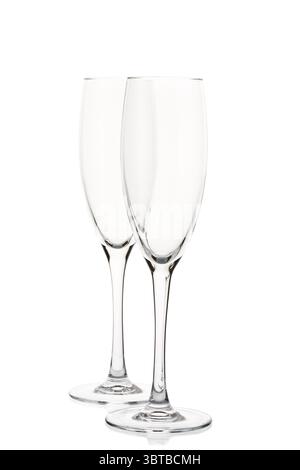 Due eleganti flute di champagne vuote su sfondo bianco pulito Foto Stock