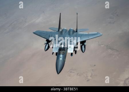 Un F-15E Strike Eagle della U.S. Air Force torna a combattere la pattuglia aerea sopra l'area di responsabilità dello U.S. Central Command, 2 giugno 2025. F-15E Strike Foto Stock