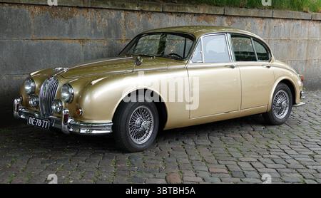 Bad Bentheim, Germania - 4 maggio 2025 davanti a una Jaguar Mark 2 - 3,4 L d'oro dal 1965. E' parcheggiata in una vecchia strada Foto Stock