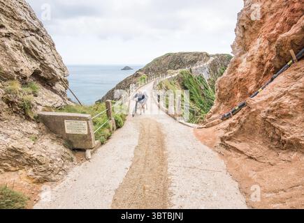 Uno stretto istmo conosciuto come la Coupée, un'alta cresta a 80 metri (262 piedi) sul mare che collega Great Sark a Little Sark Foto Stock
