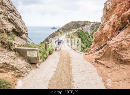 Uno stretto istmo conosciuto come la Coupée, un'alta cresta a 80 metri (262 piedi) sul mare che collega Great Sark a Little Sark Foto Stock