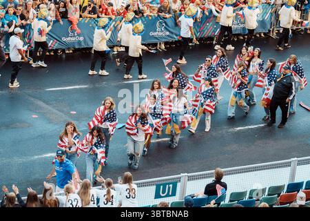 Gothenburg, Svezia. 14 luglio 2025. Gothenburg, Svezia, 7 luglio 2025 la delegazione americana si avvolge in bandiere e interagisce con gli spettatori mentre marciano con orgoglio durante la cerimonia di apertura della Gothia Cup 2025 allo stadio Ullevi di Gothenburg, Svezia. (Gabor Baumgarten/SPP) credito: SPP Sport Press Photo. /Alamy Live News Foto Stock