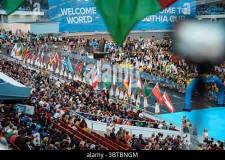 Gothenburg, Svezia. 14 luglio 2025. Gothenburg, Svezia, 7 luglio 2025 i portabandiera in abiti bianchi reggono le bandiere nazionali di fronte a un pubblico affollato durante la cerimonia di apertura della Gothia Cup 2025 allo stadio Ullevi di Gothenburg, Svezia. (Gabor Baumgarten/SPP) credito: SPP Sport Press Photo. /Alamy Live News Foto Stock