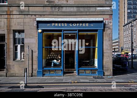 Lettura dei clienti nella finestra di Press Coffee in Buccleuch Street, Edimburgo, Scozia, Regno Unito. Foto Stock