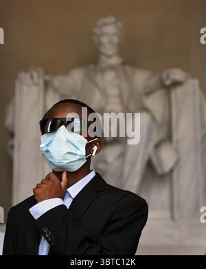 28 agosto 2020, Washington, DC, USA: REV. JARED SAWYER JR. Da Atlanta GA e altri partecipano alla marcia d'impegno al Lincoln Memorial di Washington DC il 28 agosto 2020. Ci sono state richieste di giustizia razziale e di fine alla brutalità della polizia in occasione del 57° anniversario della marcia del Dr. Martin Luther Kingâ su Washington dove ha fatto il famoso discorso sui diritti civili â œI hanno un dreamâ . A causa della pandemia erano necessarie maschere e controlli della temperatura e si incoraggiava il distanziamento sociale. (Immagine di credito: © Carol Guzy/ZUMA Wire) Foto Stock