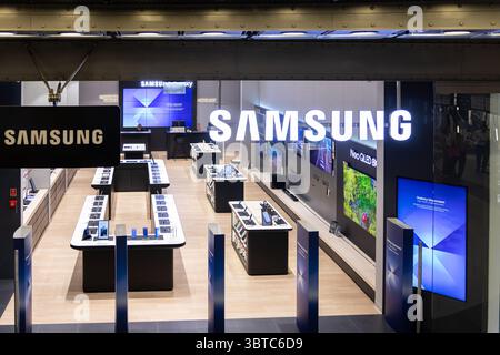 Poznan, Polonia - 30 giugno 2025: Elegante esposizione interna del negozio Samsung di elettronica moderna, telefoni e TV, perfetta per un'esperienza di shopping tecnologica Foto Stock