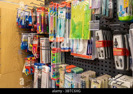 Poznan, Polonia - 30 giugno 2025: Una mostra completa di strumenti educativi come righelli, bussole e forbici, perfetti per promuovere l'apprendimento e. Foto Stock