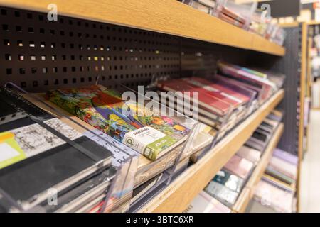 Poznan, Polonia - 30 giugno 2025: File di coloratissimi quaderni accademici e vari pianificatori presentati in modo preminente sugli scaffali, ideali per il back-to-sc Foto Stock