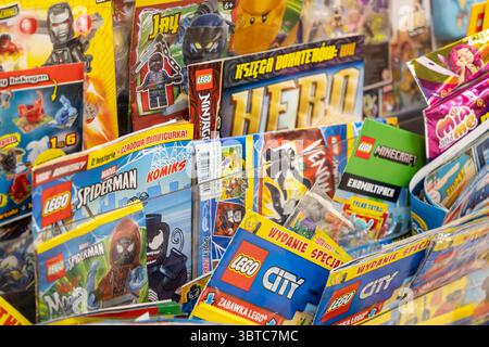 Poznan, Polonia - 30 giugno 2025: Collezione diversificata di fumetti LEGO Ninjago, Spider-Man e City insieme alle riviste Minecraft, ideale per Back To Foto Stock