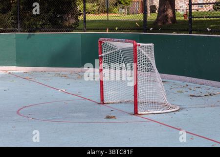 la porta della pista di pattinaggio in linea è seduta al suo posto all'estremità ombreggiata della pista Foto Stock