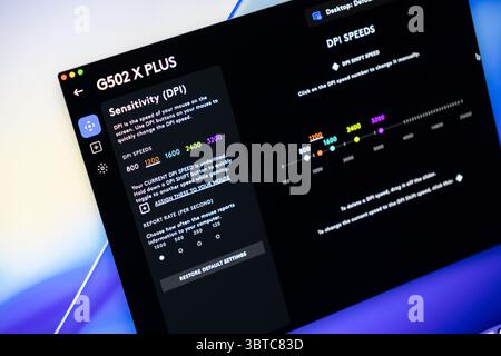 Poznan, Polonia - 30 giugno 2025: Primo piano dello schermo del computer che mostra il software del mouse di gioco per la sensibilità DPI e la velocità di rapporto, offrendo una regolazione precisa Foto Stock