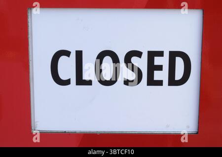 insegna chiusa in lettere nere su sfondo bianco uk Foto Stock