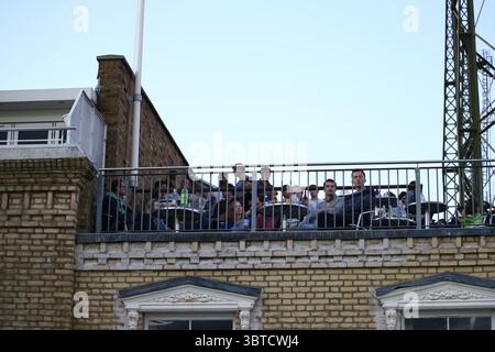 LONDRA, INGHILTERRA. 5 SETTEMBRE 2020: I tifosi guardano la partita da un tetto vicino, durante il Vitality Blast T20 match tra Surrey e Middlesex, al Kia Oval di Kennington, Londra, Inghilterra. Il 5 settembre 2020. (Foto di Mitchell Gunn/ESPA-Images)(immagine di credito: &Copy; ESPA Photo Agency/CSM via ZUMA Wire) Foto Stock