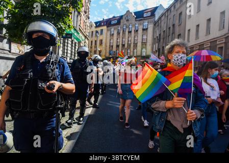 5 settembre 2020, Katowice, Polonia: Un sostenitore indossa una maschera protettiva e tiene bandiere arcobaleno durante la marcia..i sostenitori LGBT partecipano alla quarta edizione della Equality Parade a Katowice, sorvegliata da centinaia di agenti di polizia e che attira più di 1500 partecipanti. Secondo le restrizioni sul coronavirus, le riunioni pubbliche canâ€™non superano più di 150 persone. (Immagine di credito: © Omar Marques/SOPA Images via ZUMA Wire) Foto Stock