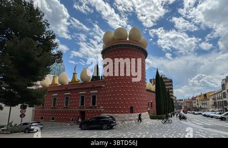 BARCELLONA, SPAGNA - 21 MAGGIO 2024: Vista esterna del Museo del Teatro Salvador Dalí di Figueres, Spagna. Iconica architettura surrealista con facciata rossa Foto Stock