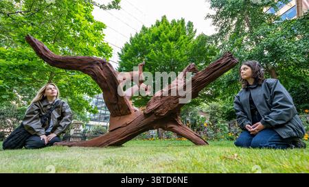 Londra, Regno Unito. 15 luglio 2025. «Roots: Palace», 2019, di ai Weiwei, a St Botolph-W/o-Bishopsgate, in occasione del lancio della quattordicesima edizione di Sculpture in the City, una mostra annuale gratuita all'aperto di opere d'arte pubbliche contemporanee nella Square Mile. 11 opere d'arte di artisti famosi ed emergenti sono in mostra al pubblico dal 16 luglio 2025 alla primavera del 2026. Crediti: Stephen Chung / Alamy Live News Foto Stock