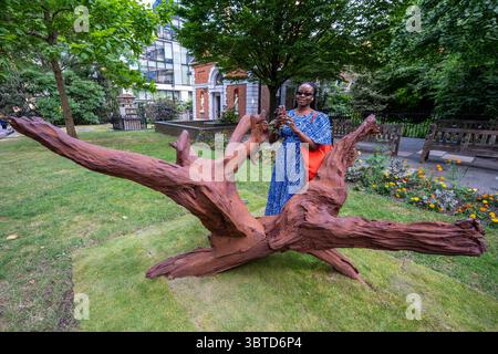 Londra, Regno Unito. 15 luglio 2025. «Roots: Palace», 2019, di ai Weiwei, a St Botolph-W/o-Bishopsgate, in occasione del lancio della quattordicesima edizione di Sculpture in the City, una mostra annuale gratuita all'aperto di opere d'arte pubbliche contemporanee nella Square Mile. 11 opere d'arte di artisti famosi ed emergenti sono in mostra al pubblico dal 16 luglio 2025 alla primavera del 2026. Crediti: Stephen Chung / Alamy Live News Foto Stock