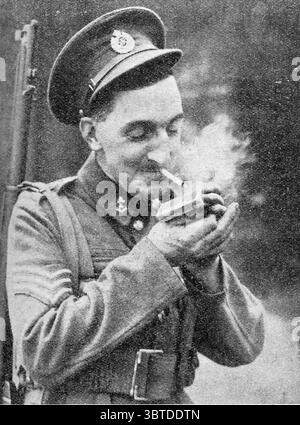 Volume 1 tipi di uomini che combattono e soffrono. Britannico, francese, tedesco e polacco: Ecco i soldati tipici destinati a svolgere il loro ruolo nella lotta del 1939. Allegramente sorridente, è il Sergente R.E. come il suo predestore del 1914-1918, fiducioso nella sua causa e nei suoi leader. 1939 volume 1, pagina 3 Foto Stock