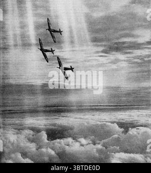 Già è chiaro che i piloti della Royal Air Force nel 1939 sono impregnati dello stesso spirito indominabile dei giovani uomini le cui gesta galante tra il 1914 -1918 hanno scritto una pagina imperiosa negli annui dell'eroismo britannico. Inoltre, l'Air Force oggi dispone di aerei di qualità impareggiabile. Qui vediamo, in alto sopra le nuvole, tre delle sue macchine crack. Supermarine Spitfire, può salire fino a un'altezza di 11.000 piedi in 4,8 minuti e la loro velocità di 362 miglia all'ora li rende le macchine più veloci del mondo. 1939 volume 1, pagina 65 Foto Stock