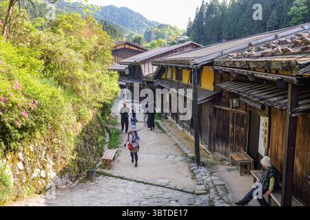 Tsumago, una città postale del periodo Edo conservata a Nagiso, distretto di Kiso, prefettura di Nagano, Giappone. Tsumago si trova sulla vecchia rotta postale chiamata Nakasendo. Foto Stock