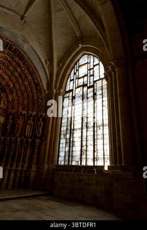 I visitatori potranno ammirare la splendida architettura gotica della Colegiata de Santa Maria la Mayor a Toro, Spagna. La luce del sole illumina in modo splendido il singolo Foto Stock