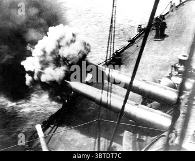 Corazzata britannica in azione nei Dardanelli 1914 Foto Stock