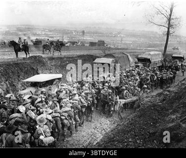 Truppe australiane in marcia verso le trincee nei pressi di Fricourt, somme, Francia. Settembre 1916 Foto Stock