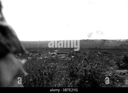 Battaglia di Albert 16th Battalion del Middlesex Regiment ( 29th Division ) ritirandosi dopo aver raggiunto il cratere sulla dorsale di Hawthorn , che può essere visto al centro dell'orizzonte , con pesanti perdite , assalto su Beaumont Hamel 7,45 am 1st luglio 1916 Foto Stock