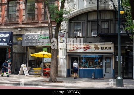 E. 14th St. È un quartiere bizzarro nell'East Greenwich Village, 2025, New York City, Stati Uniti Foto Stock