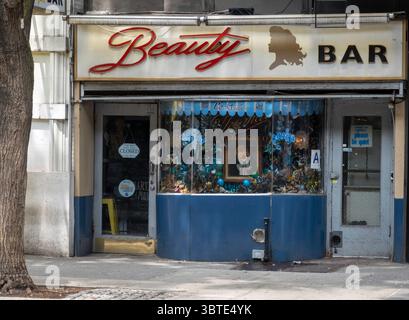 E. 14th St. È un quartiere bizzarro nell'East Greenwich Village, 2025, New York City, Stati Uniti Foto Stock
