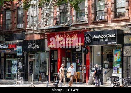 E. 14th St. È un quartiere bizzarro nell'East Greenwich Village, 2025, New York City, Stati Uniti Foto Stock