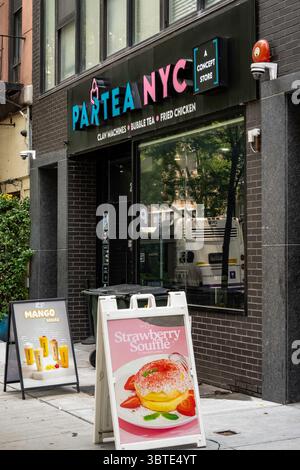 E. 14th St. È un quartiere bizzarro nell'East Greenwich Village, 2025, New York City, Stati Uniti Foto Stock