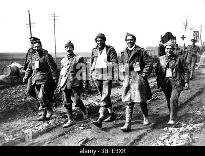 Lo spirito dell'esercito. "Continua a sorridere continua" feriti appena arrivati dalla linea di combattimento lasciando la stazione di smistamento delle vittime sul fronte occidentale britannico in Francia, l'offensiva tedesca Foto Stock