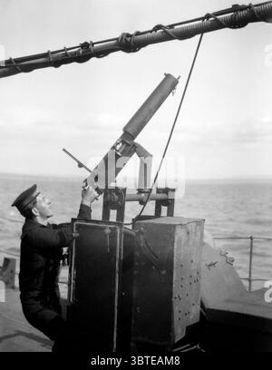 Royal Navy britannica . Un cannone Maxim azionato da un marinaio sulla HMS Mosquito, un cacciatorpediniere classe Beagle, nei Dardanelli, in Turchia. Foto Stock
