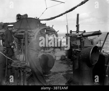 Royal Navy britannica . Un cannone Maxim azionato da un marinaio sulla HMS Mosquito, un cacciatorpediniere classe Beagle, nei Dardanelli, in Turchia. Foto Stock