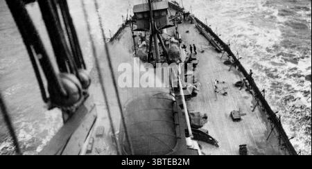 Royal Navy britannica . Una vista della HMS Dreadnought dalle cime , che mostra la sua poppa mentre era in mare con il suo squadrone di battaglia . 1914 la HMS Dreadnought era la nave da guerra più avanzata al mondo al momento del suo lancio nel 1906 . Foto Stock