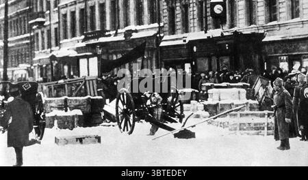 Cannoni da campo e barricate : Rivoluzione d'ottobre a Pietrogrado , Russia 25 ottobre 1917 Foto Stock