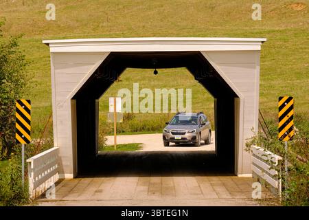 14 settembre 2020, Winterset, Iowa, Stati Uniti: Un turista attraversa il Cedar Bridge. Il Cedar Bridge è l'unico ponte coperto aperto ai veicoli. Il Cedar Bridge nella contea di Madison fu costruito nel 1883. È stato distrutto due volte da un incendio, l'ultimo nel 2017, e ricostruito ogni volta. I ponti coperti della contea di Madison sono un'attrazione turistica duratura più di 25 anni dopo che il libro e il film ''i ponti della contea di Madison'' li hanno resi famosi. Ci sono sei ponti coperti nella contea di Madison, tutti costruiti negli anni '1800 Sono i resti di circa 100 ponti coperti costruiti in Iowa a partire dal 1850 Foto Stock