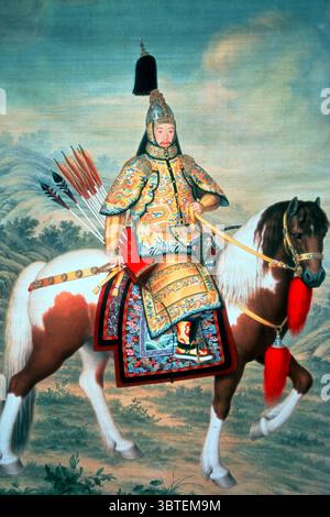 Qianlong l'imperatore Qianlong (nato Hongli, 25 settembre 1711 – 7 febbraio 1799) è stato il quinto imperatore della dinastia Qing Manciù e il quarto imperatore Qing a governare la Cina. Quarto figlio dell'imperatore Yongzheng, regnò ufficialmente dal 18 ottobre 1735 al 9 febbraio 1796, quando si ritirò in favore di suo figlio, l'imperatore Jiaqing - un atto filiale per non regnare più a lungo di suo nonno, l'illustre imperatore Kangxi. Nonostante il suo ritiro, tuttavia, mantenne il potere finale fino alla sua morte nel 1799. Foto Stock