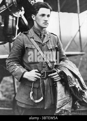 Il capitano Albert Ball V.C., D.S.O., M.C., il più grande pilota di volo inglese della prima guerra mondiale, ucciso nel 1917 in alto sopra il fango delle Fiandre, una battaglia veniva combattuta letale come qualsiasi a terra - e Capitan Ball VC era uno dei suoi eroi. Foto Stock