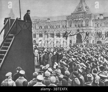 V. I. Lenin parla sulla Piazza Rossa nel primo anniversario della grande Rivoluzione Socialista d'ottobre 1918 Foto Stock