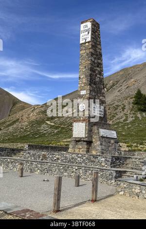 Al passo alpino col de l'Izoard d'Izoard passo stradale alto 2360 metri al passo in cima al passo della strada di montagna passo strada 1934 eretto monumento di altitudine ste Foto Stock