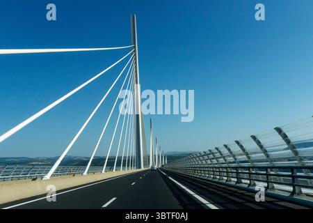 Attraversando il ponte Millau o Viaduc de Millau da sud a nord sull'autostrada A75 nel sud della Francia. Foto Stock