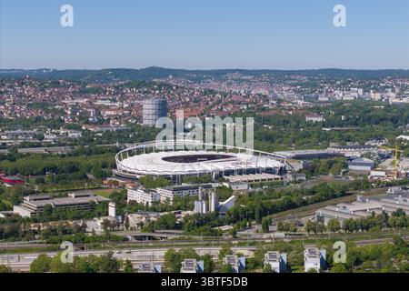 Vista aerea, MHP Arena, circondata dal verde e dagli edifici di Stoccarda, Baden-Wuerttemberg, Germania Foto Stock