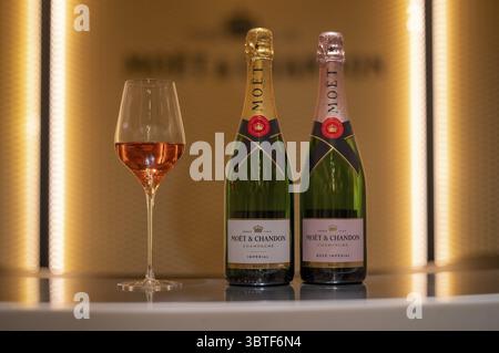 Bottiglia di Champagne Rose e Imperial Brut, bicchiere pieno, logo, lettere, sede centrale del marchio di champagne Moet & Chandon, parte del Foto Stock