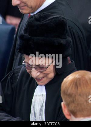 18 settembre 2020, Washington, Disctrict of Columbia, USA: La giustizia suprema Ruth Bader Ginsburg muore dopo una battaglia contro il cancro al pancreas. Aveva 87 anni..FOTO DEL FILE: La giustizia suprema della corte Ruth Bader Ginsburg partecipa all'inaugurazione presidenziale sul fronte occidentale del Campidoglio degli Stati Uniti il 21 gennaio 2013 a Washington, DC. Barack Obama è stato rieletto per un secondo mandato come presidente degli Stati Uniti. ARMANDO ARORIZO/PI (immagine di credito: © Prensa Internacional via cavo ZUMA) Foto Stock