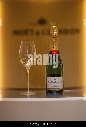 Bottiglia di Champagne Imperial Brut, bicchiere pieno, logo, lettere, sede del marchio di champagne Moet & Chandon, parte del gruppo di prodotti di lusso Foto Stock