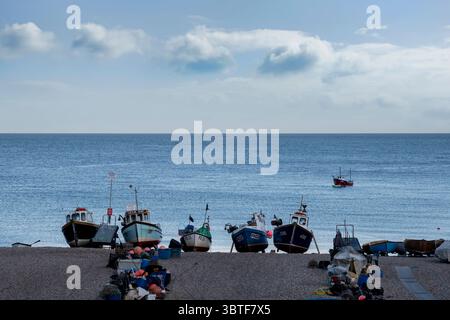 Barche da pesca arroccate sulla spiaggia di Beer nel Devon Foto Stock