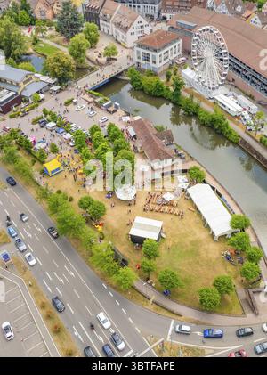 Vista aerea di una città con fiume, ruota panoramica e zona fieristica in estate, 950 anni Calw, parata Calw, Foresta Nera, Germania Foto Stock